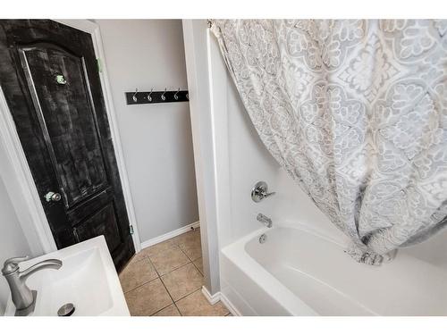 25 Regent Close, Lacombe, AB - Indoor Photo Showing Bathroom