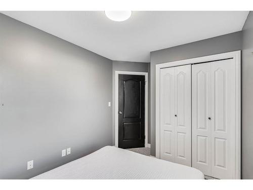 25 Regent Close, Lacombe, AB - Indoor Photo Showing Bedroom