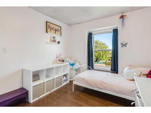 25 Regent Close, Lacombe, AB - Indoor Photo Showing Bedroom