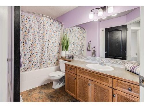 25 Regent Close, Lacombe, AB - Indoor Photo Showing Bathroom