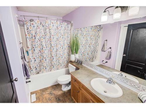 25 Regent Close, Lacombe, AB - Indoor Photo Showing Bathroom