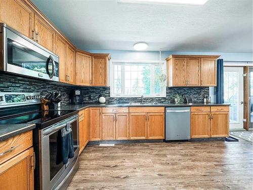 5916 42 Avenue, Stettler, AB - Indoor Photo Showing Kitchen