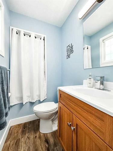 5916 42 Avenue, Stettler, AB - Indoor Photo Showing Bathroom