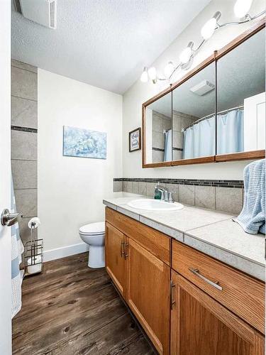 5916 42 Avenue, Stettler, AB - Indoor Photo Showing Bathroom