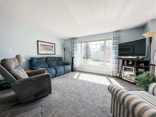 5916 42 Avenue, Stettler, AB - Indoor Photo Showing Living Room