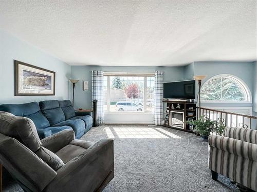 5916 42 Avenue, Stettler, AB - Indoor Photo Showing Living Room