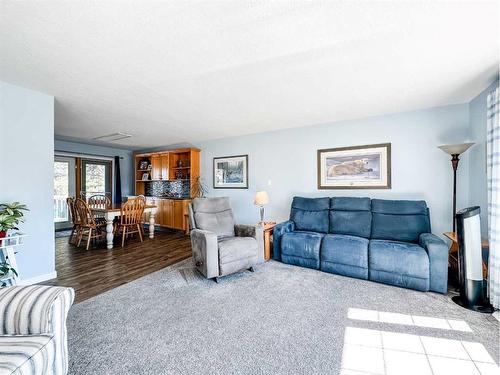 5916 42 Avenue, Stettler, AB - Indoor Photo Showing Living Room