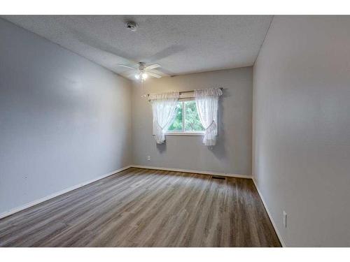 6230 61 Avenue, Red Deer, AB - Indoor Photo Showing Other Room