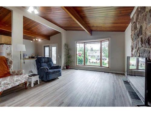 6230 61 Avenue, Red Deer, AB - Indoor Photo Showing Living Room