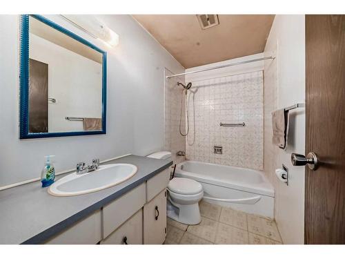 4021 49 Avenue, Innisfail, AB - Indoor Photo Showing Bathroom