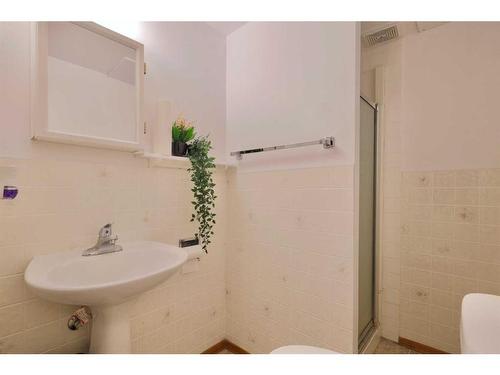 29 Grand Park Crescent, Camrose, AB - Indoor Photo Showing Bathroom