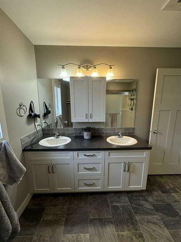 413 10B Street, Nobleford, AB - Indoor Photo Showing Bathroom