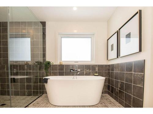 140 Emerald Drive, Red Deer, AB - Indoor Photo Showing Bathroom