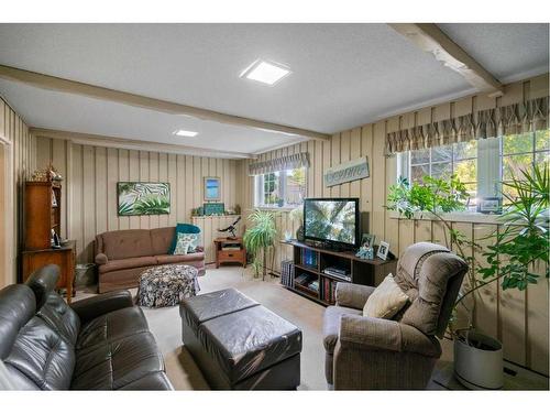 4211 59 Street Close, Camrose, AB - Indoor Photo Showing Living Room