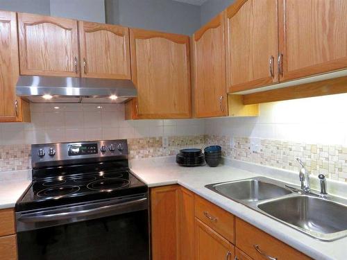 3118-3000 Sienna Park Green Sw, Calgary, AB - Indoor Photo Showing Kitchen With Double Sink