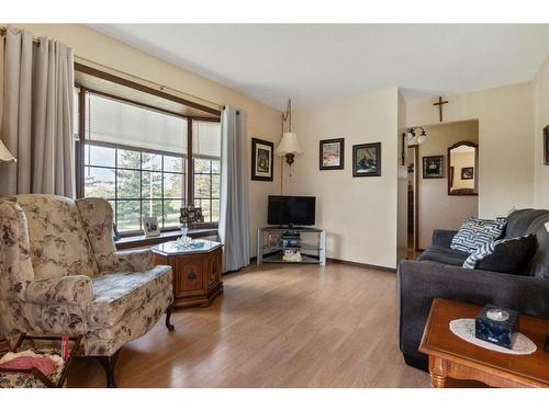 47159 833 Highway, Rural Camrose County, AB - Indoor Photo Showing Living Room