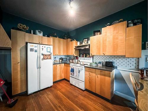 4720 49 Street, Stettler, AB - Indoor Photo Showing Kitchen With Double Sink