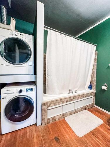 4720 49 Street, Stettler, AB - Indoor Photo Showing Laundry Room