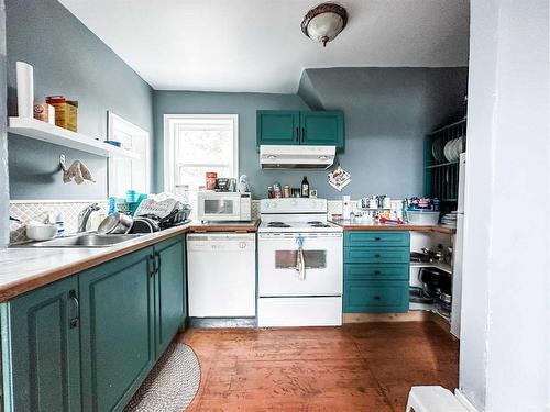 4720 49 Street, Stettler, AB - Indoor Photo Showing Kitchen With Double Sink