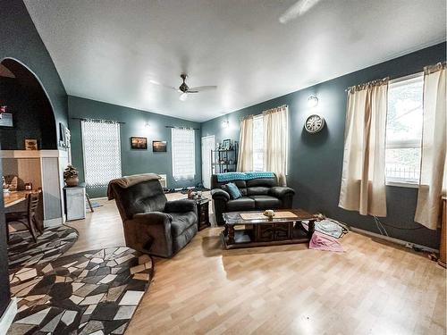 4720 49 Street, Stettler, AB - Indoor Photo Showing Living Room