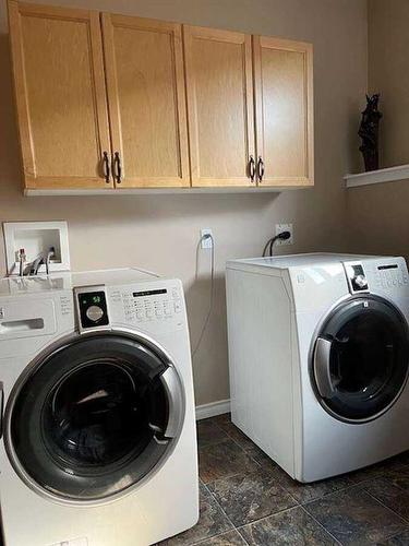 632 Bankview Drive, Drumheller, AB - Indoor Photo Showing Laundry Room