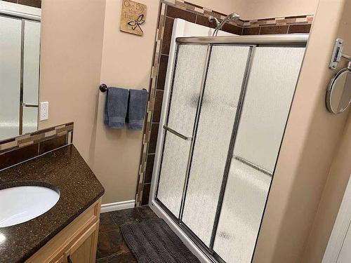 632 Bankview Drive, Drumheller, AB - Indoor Photo Showing Bathroom