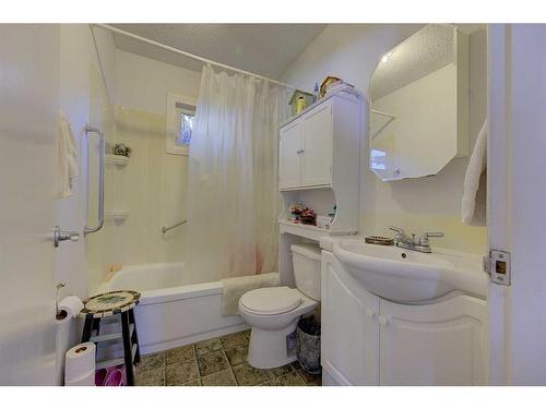 4829 49 Avenue, Bentley, AB - Indoor Photo Showing Bathroom