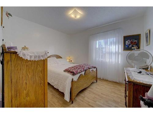 4829 49 Avenue, Bentley, AB - Indoor Photo Showing Bedroom