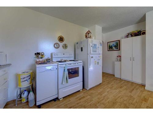 4829 49 Avenue, Bentley, AB - Indoor Photo Showing Kitchen