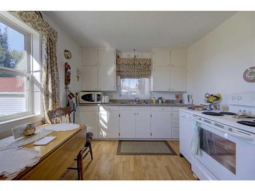 4829 49 Avenue, Bentley, AB - Indoor Photo Showing Kitchen