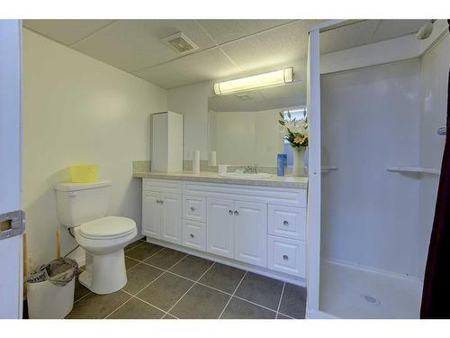 4829 49 Avenue, Bentley, AB - Indoor Photo Showing Bathroom