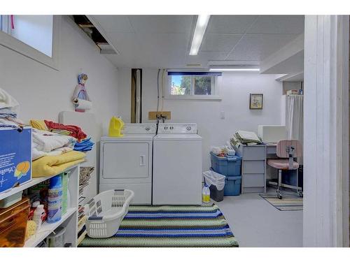 4829 49 Avenue, Bentley, AB - Indoor Photo Showing Laundry Room