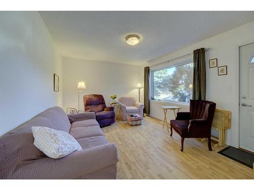 4829 49 Avenue, Bentley, AB - Indoor Photo Showing Living Room