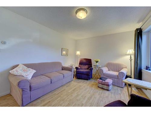 4829 49 Avenue, Bentley, AB - Indoor Photo Showing Living Room