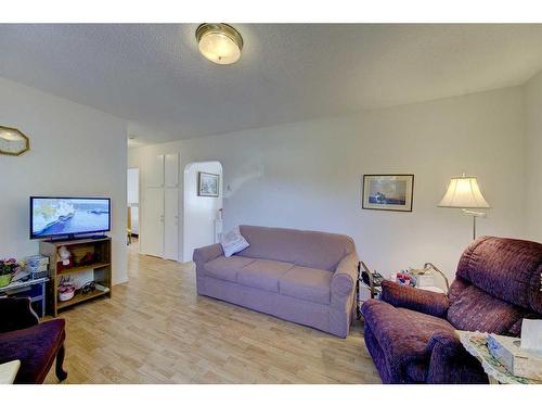 4829 49 Avenue, Bentley, AB - Indoor Photo Showing Living Room