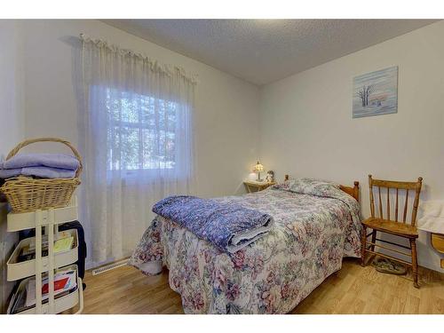 4829 49 Avenue, Bentley, AB - Indoor Photo Showing Bedroom