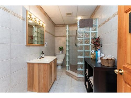 63 Warbler Close, Half Moon Bay, AB - Indoor Photo Showing Bathroom