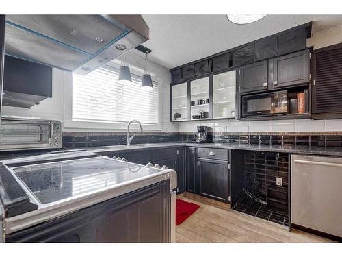 10-5806 61 Street, Red Deer, AB - Indoor Photo Showing Kitchen