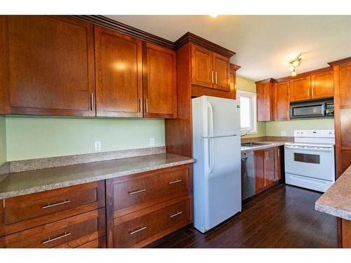 228 4 Avenue South, Big Valley, AB - Indoor Photo Showing Kitchen