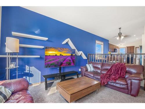 69 Valley Crescent, Blackfalds, AB - Indoor Photo Showing Living Room