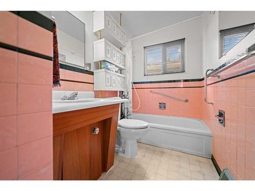 5007 56 Street, Camrose, AB - Indoor Photo Showing Bathroom