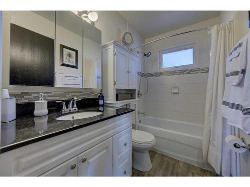 48 Nash Street, Red Deer, AB - Indoor Photo Showing Bathroom