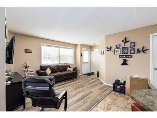 815-31 Jamieson Avenue, Red Deer, AB - Indoor Photo Showing Living Room