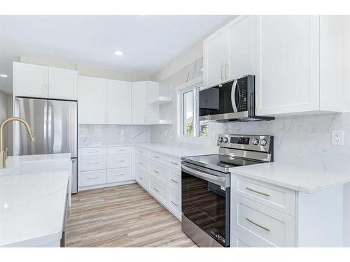 40 Erica Drive, Lacombe, AB - Indoor Photo Showing Kitchen With Upgraded Kitchen