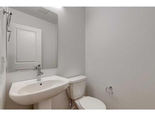 8510 19 Avenue Se, Calgary, AB - Indoor Photo Showing Bathroom