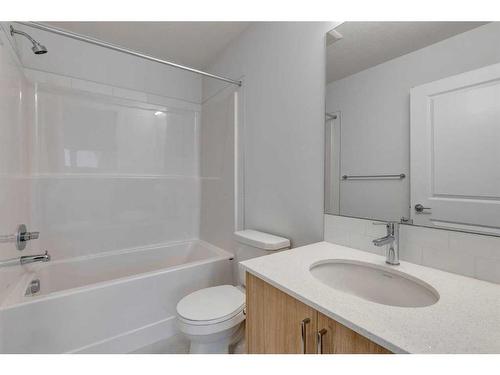 8510 19 Avenue Se, Calgary, AB - Indoor Photo Showing Bathroom