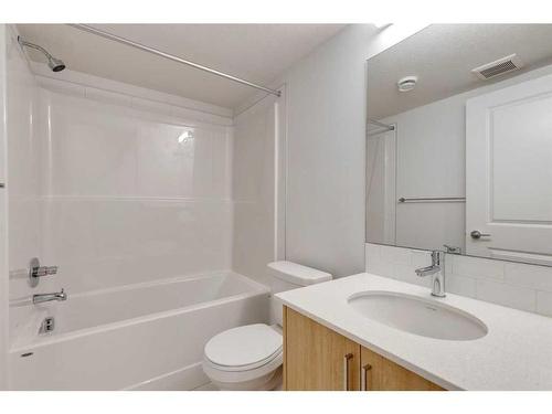 8510 19 Avenue Se, Calgary, AB - Indoor Photo Showing Bathroom