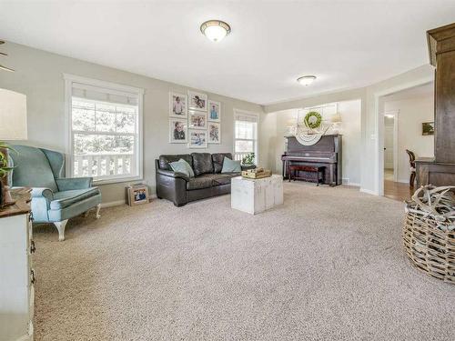 205 South 150 Street West, Raymond, AB - Indoor Photo Showing Living Room