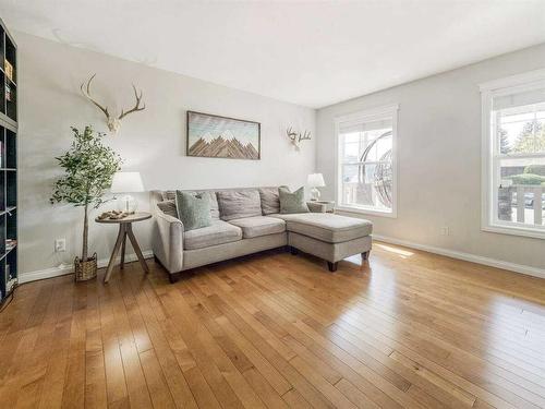 205 South 150 Street West, Raymond, AB - Indoor Photo Showing Living Room