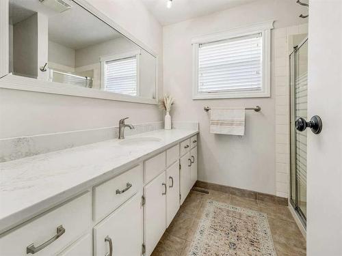 205 South 150 Street West, Raymond, AB - Indoor Photo Showing Bathroom